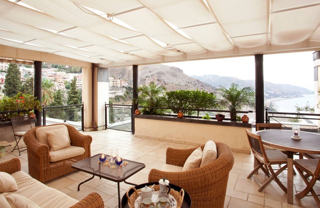 Luxury Apartment with Swimming-Pool and Terrace In Taormina Center Residence