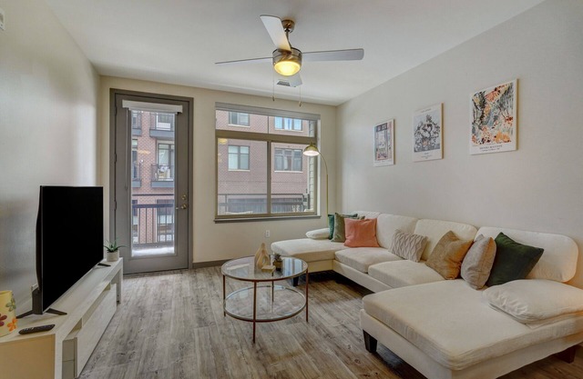 Luxury Apartment with Pool, Gym & Central location