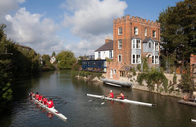 Luxury Apartment with river views in the city centre