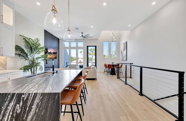 Luxury Balcony/Yard/Grill- Downtown, New Townhome!