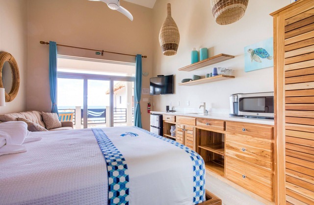 Luxury Beachfront Studio with Swim up Pool Bar