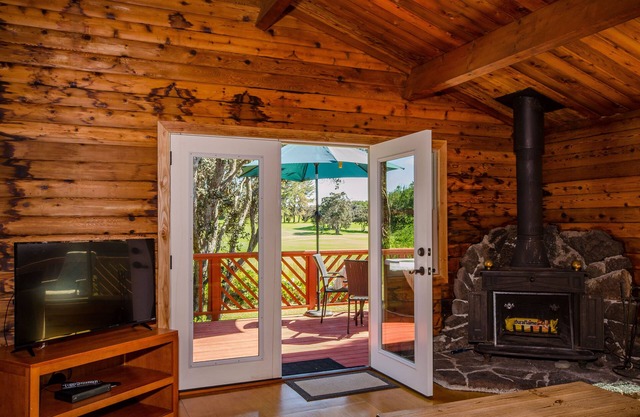 Luxury Cabin on Golf Course 5 Minutes to Nat'l Park.