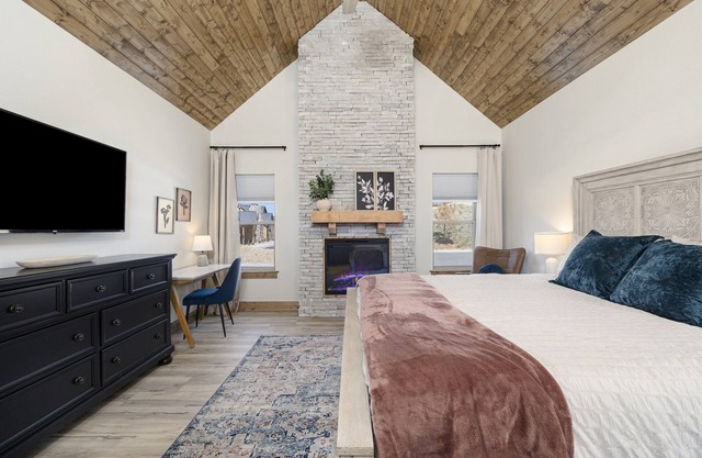 Luxury Cabin Panoramic View+Hot Tub+Minutes to SDC
