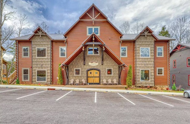 Luxury Cabin Sleeps 94! Walk to Downtown Gatlinburg - 2 Hot Tubs & Pool Access