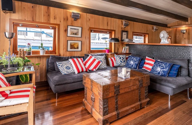 Luxury Canary Wharf House Boat Room 5