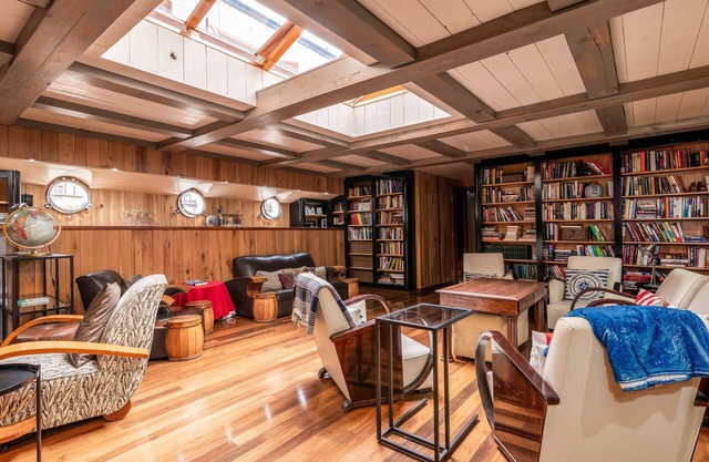 Luxury Canary Wharf House Boat