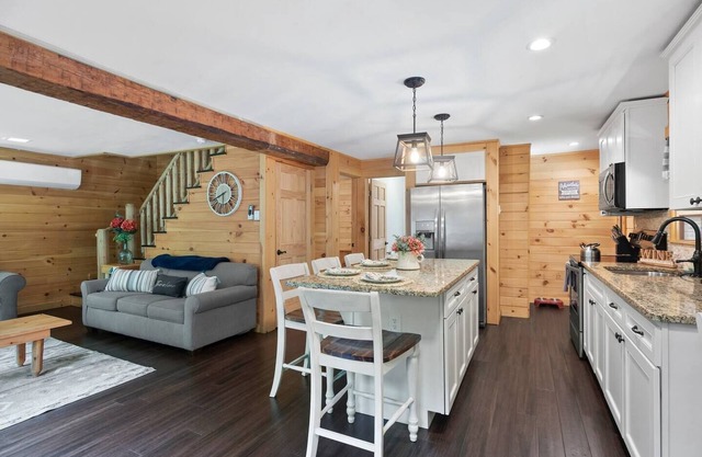 Luxury Catskills Log Cabin Lakeside Hot Tub, Boats