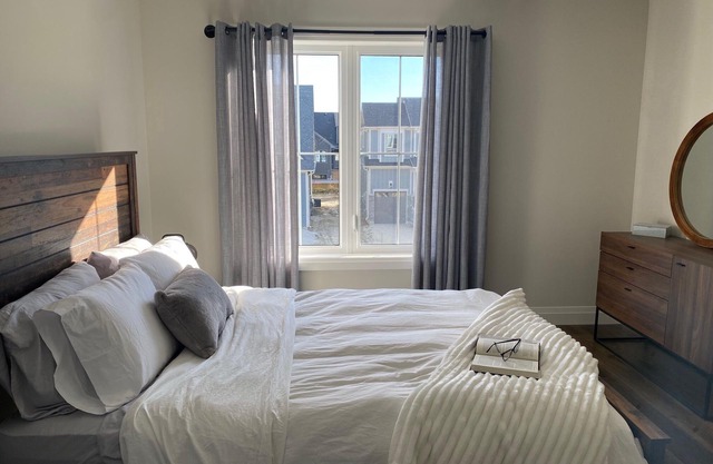 Luxury Chalet 5 Min Walk to Blue Mountain Village (Pool Hot Tub Fireplace Sauna)