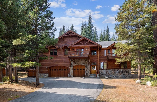 Luxury Chalet with Hot Tub in Private Setting - Tahoe Donner by RedAwning