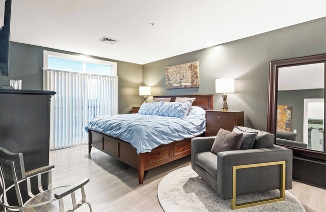 Luxury Condo | Hot Tub | Pool | Lake Front | FLX