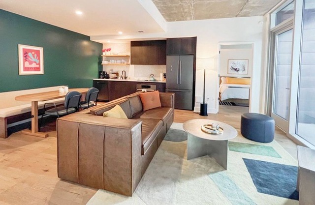 Luxury condo w/Rooftop Swimming Pool, Private Balcony, Rainey St