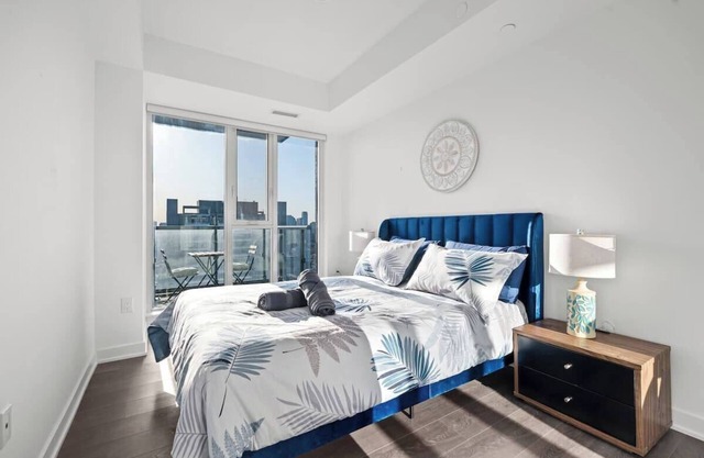 Luxury Corner Apartment with Skyline and CN Tower Views