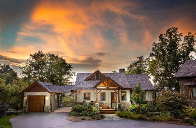 Luxury Cottage-Amazing Views, Hot Tub, Game Room, Blue Ridge Mountain Club