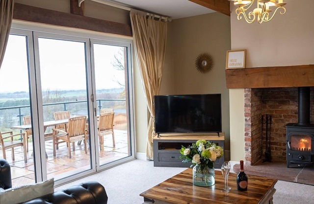 Luxury cottage with stunning views, hot tub and 2 dogs welcome