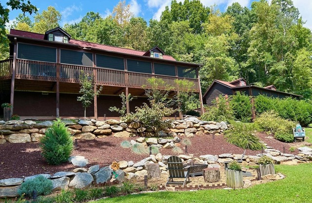 Luxury Creek Waters Cabin - walk to Chimney Rock & Lake Lure