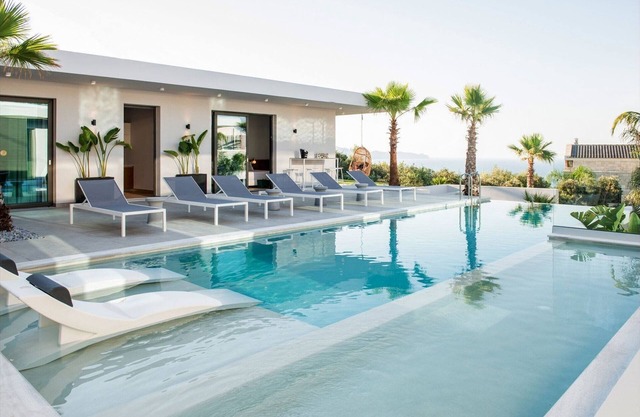 Luxury Crete Villa | Villa Silver | 6 Bedrooms | Private Outdoor Infinity Pool.