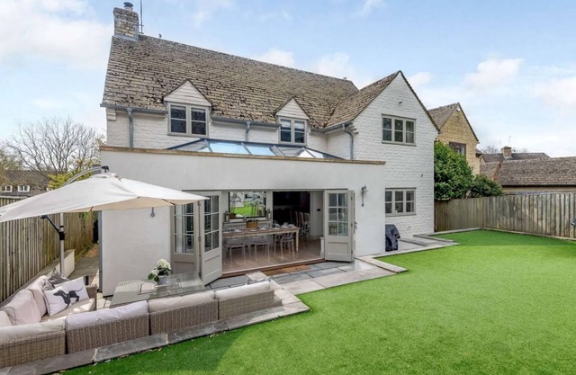 Luxury Detached Cotswold Holiday Home - Honeysuckle House