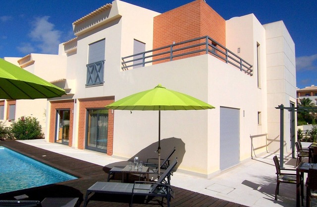 Luxury Detached Equipped Villa, Central Algarve - Private Garden & Heated Pool