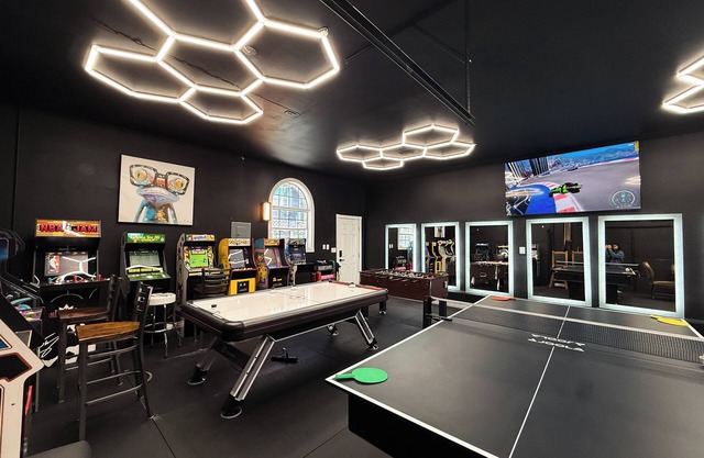Luxury Estate with Pool, Free Spa Heat, Gym, & Game Room! 6mi. to The Strip