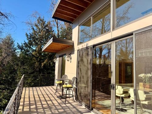 Luxury Family Retreat on Mercer Island Pet-Friendly, Pool Table, Patio & Near Seattle - Book Now & Save!