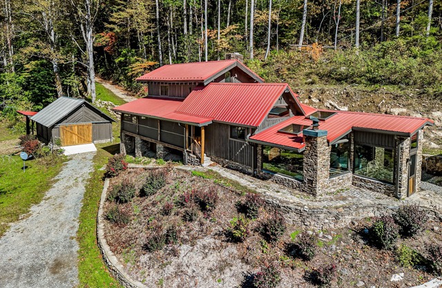Luxury forest retreat with wood stove, vaulted ceilings & pond view