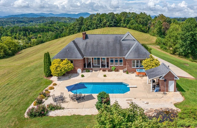 Luxury Getaway Home! Pool~HotTub~Sleeps18