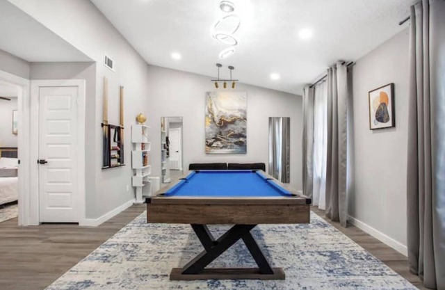 Luxury Home 4 Rooms ~ Pool Table & Poker~ King Bed