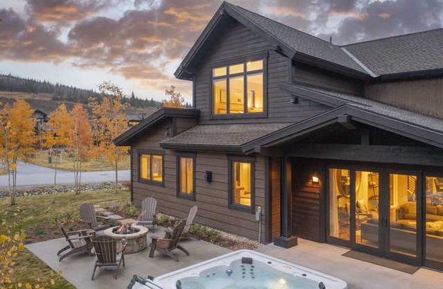 LUXURY HOME by the river! Walk to Shuttle, Hot Tub, Fire Pit, designer finishes!