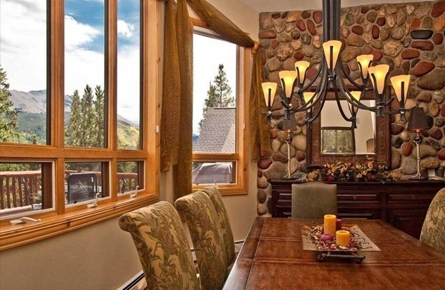 Luxury Home, Family Friendly, 4900 Sq Foot, 6 BR Ski in/Out!