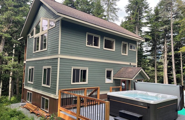 Luxury home -Huge kitchen, living room, HOT TUB, & sauna in a private wooded lot
