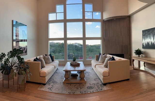 Luxury home in quiet neighborhood with pool & hot tub near Downtown Austin!