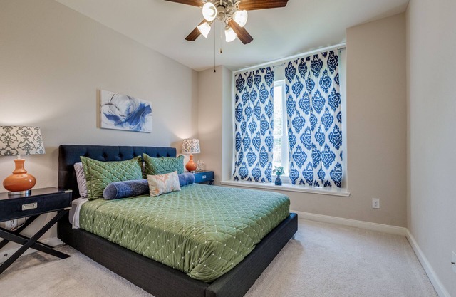 Luxury Katy Retreat- 5 bed/3 bath - BBQ Grill, Fire Pit/Office/TV Projector