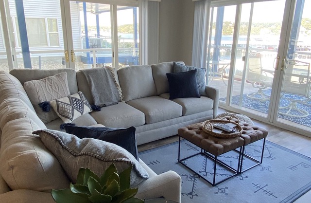 Luxury Lakefront Condo, 3 Pools, 1 BR/2B - Remodeled! Special - 7/9 - 7/17