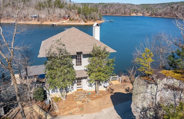 Luxury Lakefront Family Retreat at Smith Lake