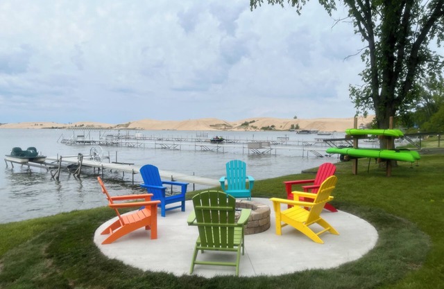 Luxury Lakefront Family Retreat: Swimming, Kayaks, Bikes, Game Room, Hot Tub!