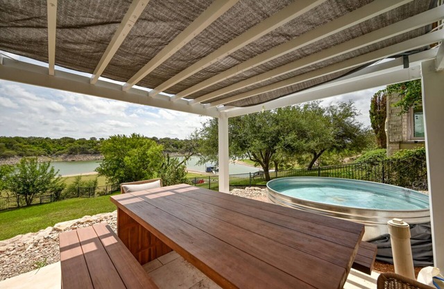 Luxury Lakefront Home-private Dock - Dipping Pool!