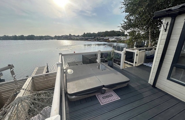luxury lodge with hot tub, on the lake, pet friendly at tattershall lakes