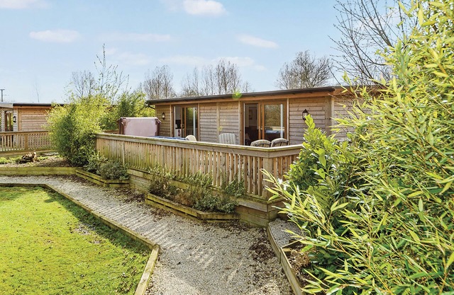 Luxury lodge with one double and one twin.