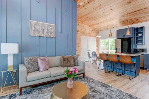 Luxury Modern Cabin with Hot Tub