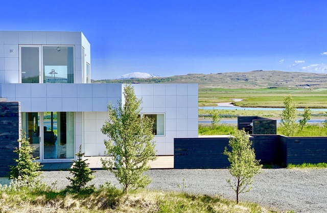 Luxury, Modern, HotTub with Fantastic River/Mountain View on the Golden Circle