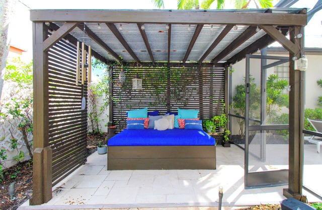 LUXURY MODERN ZEN RETREAT IN NAPLES PARK, WALK TO THE BEACH,4BR/4BA PRIVATE POOL