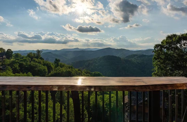 Luxury Mountain Chalet ski in/out, hot tub, sauna, cold plunge arcade pool table