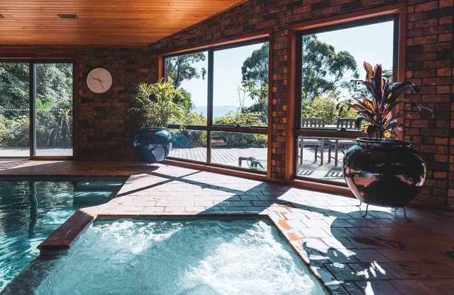 Luxury mountain retreat - pool, spa, sauna