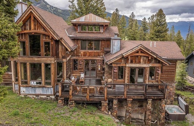 Luxury Mountain Retreat: SPA, Deck, 2 Living Spaces