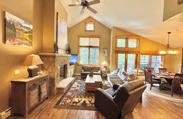 Luxury Mountain Thunder Ski-In/ski-Gondola out, walk to town, 1400 sqft townhome