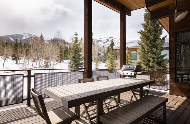 Luxury Mountain Villa, Walk to Ski Lifts, Stunning 360 Degree Views!