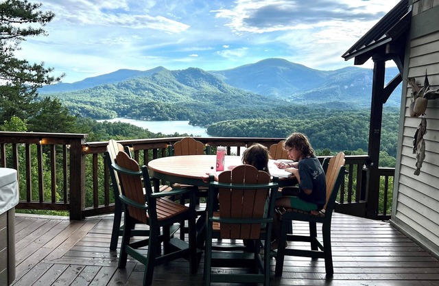★ Luxury Mountaintop Cabin- UNREAL VIEWS,hot tub,fire pit,shuffleboard &more!