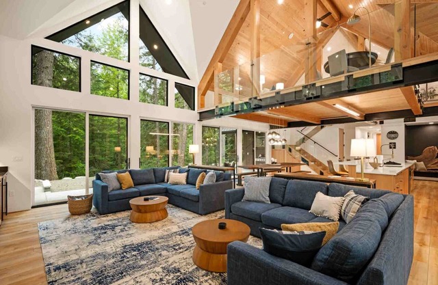 Luxury Mt. Hood Retreat w/Swim Spa, 5BR w/en-suite Bathrooms, Game Loft, Ping Pong, Steps to River