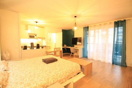 Luxury New - 8mn walk RER C-Paris-Eiffel Tower, Free Stree Parking, Private Balcony, Bultex Mattress 160x200, Elevator, Arpajon Hospital