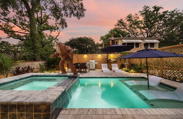 Luxury Oasis: Heated Pool, Spa, Hot Tub & Grill Patio